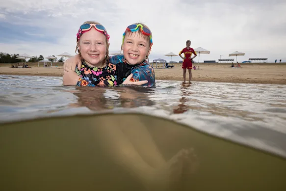 Les sœurs Rozema Ava, 9 ans, et Eli, 7 ans, de Penrith, profitent de l'ouverture anticipée de Penrith Beach. 