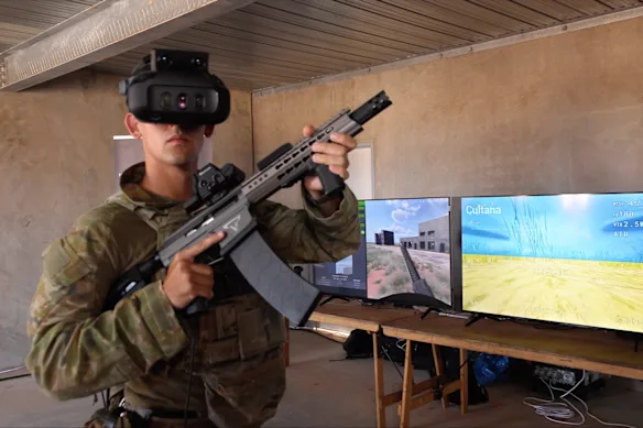 Les soldats ont également utilisé la réalité virtuelle pour s’entraîner à abattre des drones sur la base d’entraînement de Cultana, en Australie méridionale.