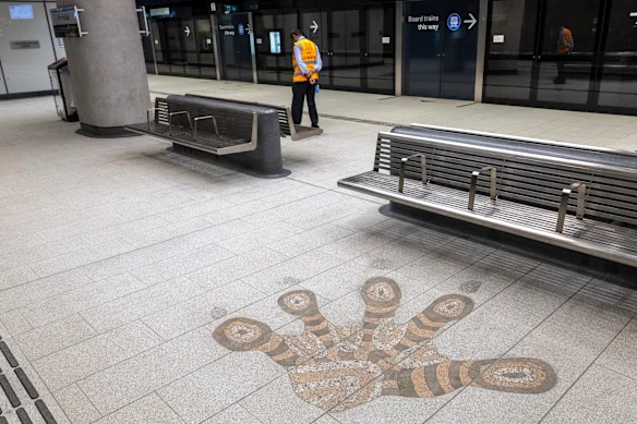 Les empreintes à grande échelle de Maree Clarke relient les cinq stations. Celui-ci est à Parkville. 