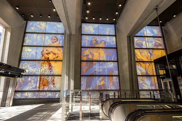 La station de la Bibliothèque d'État présente des œuvres de Danie Mellor, basées sur des photos historiques de femmes Wurundjeri Woi Wurrung.