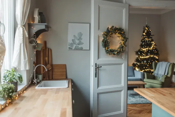Les guirlandes lumineuses ne doivent pas nécessairement se limiter à l'arbre.