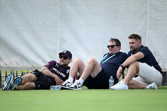 L'entraîneur anglais Brendon McCullum (à gauche) surveille une séance d'entraînement le 20 novembre.