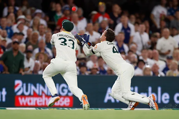 Alex Carey prend le relais malgré la pression de Marnus Labuschagne.