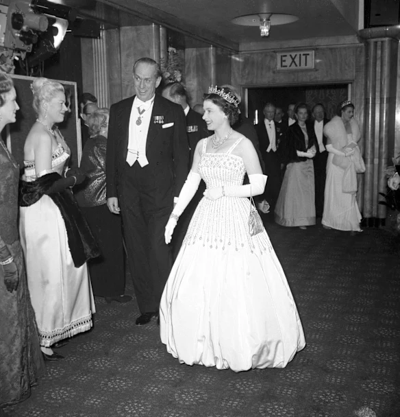 La reine Elizabeth II arrive à l'Odeon, Leicester Square, Londres, pour la première caritative mondiale du film Lawrence d'Arabie en 1962, portant la robe Norman Hartnell.