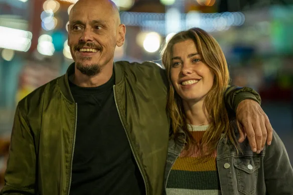 Brooke Satchwell avec Scott Ryan dans Mr Inbetween.