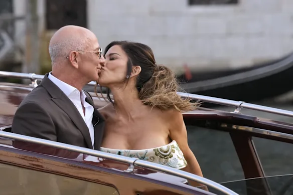 Bezos et Sánchez sont photographiés ici en train de partager un baiser alors qu'ils quittent leur hôtel à Venise pour une réception avant le mariage.