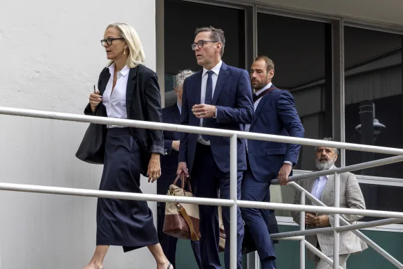 Elisabeth Murdoch (à gauche) et James Murdoch (au centre) au tribunal pour l'une des nombreuses batailles juridiques concernant le contrôle de la fiducie familiale Murdoch.