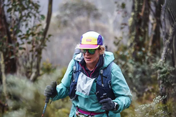 Zali Steggall lors de la course ultra de 160 kilomètres à travers les Snowy Mountains en novembre.