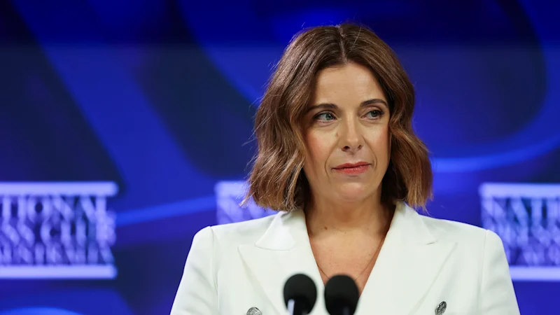 L'opposition remet en question le coût du voyage de 100 000 $ du ministre à New York pour promouvoir l'interdiction des réseaux sociaux chez les adolescents
