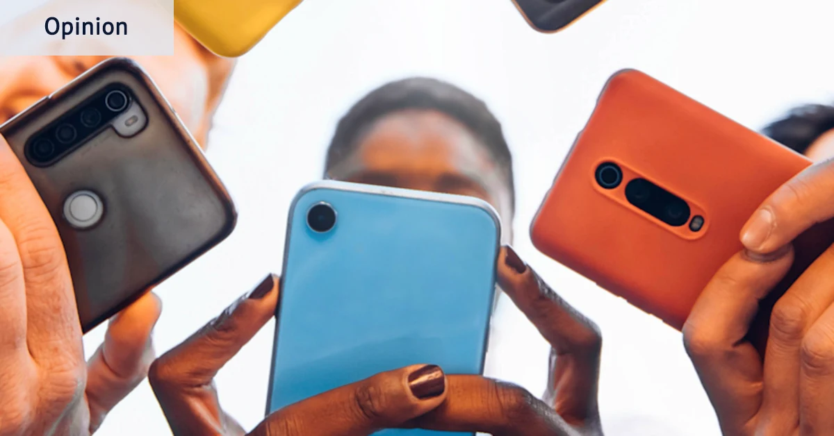 Qui oserait mettre un téléphone stupide sous l'arbre pour un enfant ? Tu devrais le faire aussi pour les adultes