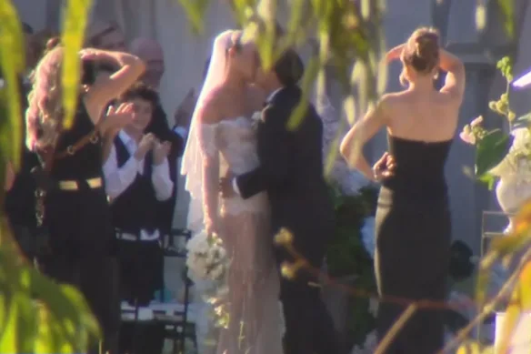 Sam Kerr et Kristie Mewis partagent un baiser après avoir dit « oui » à Swan Valley le soir du Nouvel An.