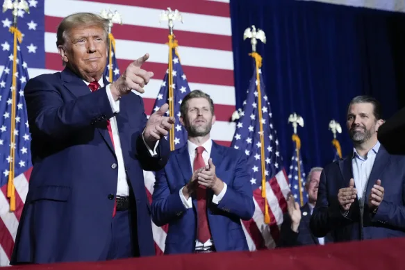 C'est une présidence lucrative : Donald Trump avec ses fils Eric et Don Jr.