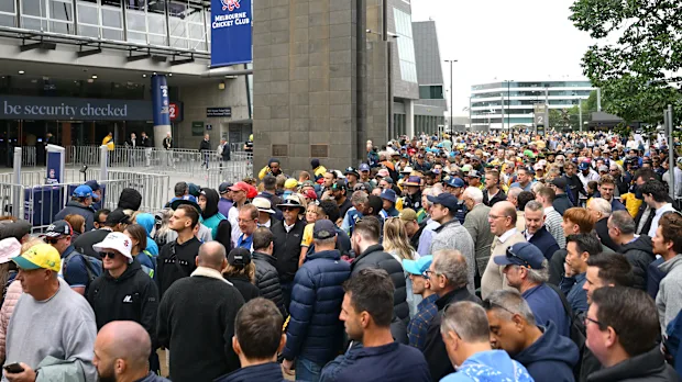 Les fans font la queue devant le 'G le lendemain de Noël.