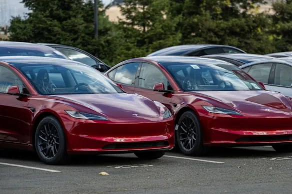 Véhicules Tesla Model 3 photographiés en octobre dans le magasin de l'entreprise à Vallejo, en Californie. 