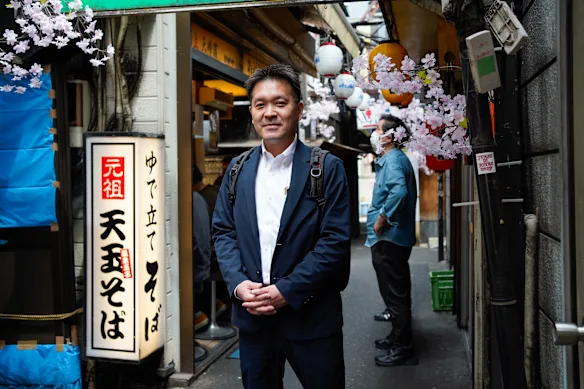 Cela ne veut rien dire : Makoto Nakamura, employé de bureau, devant un bar à nouilles à Tokyo.