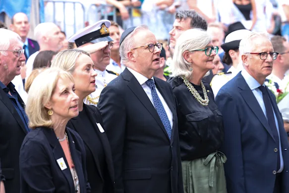 Le Premier ministre Anthony Albanese à la veillée de Bondi Beach le 21 décembre avec l'envoyée chargée de l'antisémitisme Jillian Segal, son épouse Jodie Heydon et la gouverneure générale Samantha Mostyn. 