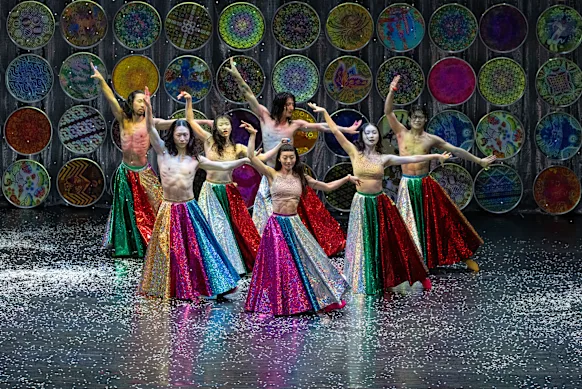 L’énergie inépuisable des sept danseurs est une merveille. 