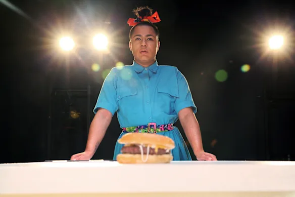 Quand un burger n’est-il pas un burger ? Travis Alabanza soulève quelques questions. 