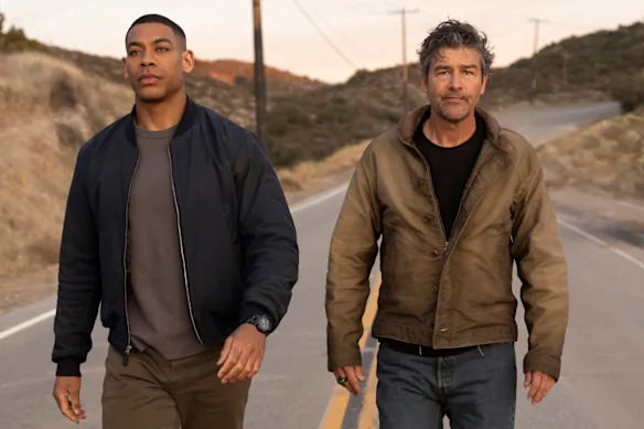 Aaron Pierre et Kyle Chandler dans la nouvelle série télévisée Lanterns, sur les soldats de la paix intergalactiques The Green Lanterns.