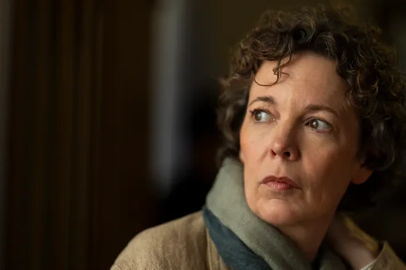Olivia Colman dans le rôle d'Angela Burr dans la deuxième saison de The Night Manager.