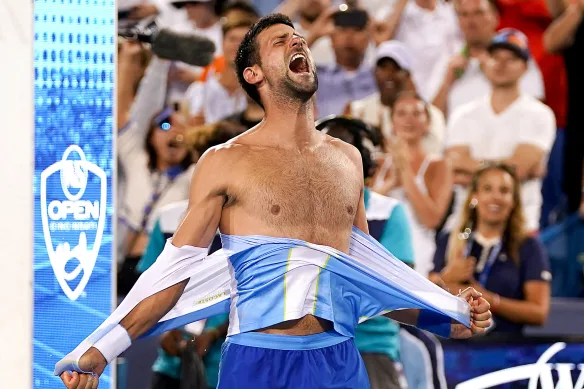 Novak Djokovic déchire son maillot après avoir battu Carlos Alcaraz à l'Open de Cincinnati 2023.