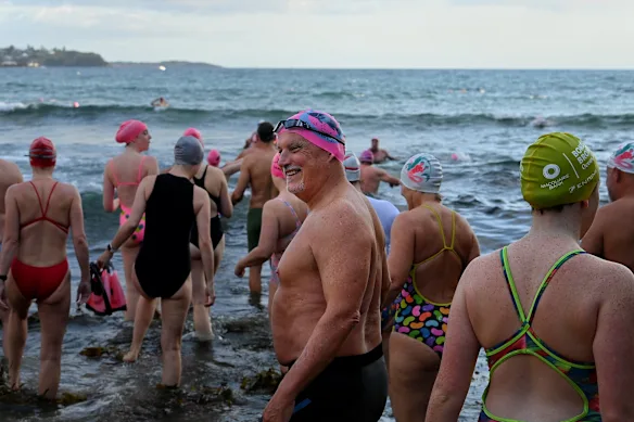 Membres du club de natation Bold and the Beautiful partant de Manly à Shelly Beach. Les petites vagues permettent aux nageurs océaniques de franchir plus facilement la pause.
