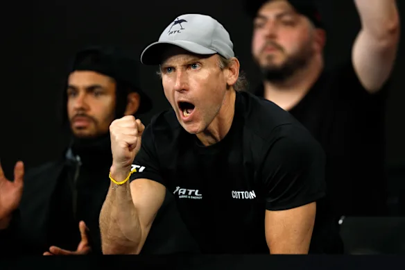 L'entraîneur de conditionnement physique Jona Segal a apporté l'énergie à laquelle aspirent les athlètes hors terrain à l'Open d'Australie de l'année dernière, en regardant l'Australien Thanasi Kokkinakis affronter Jack Draper.