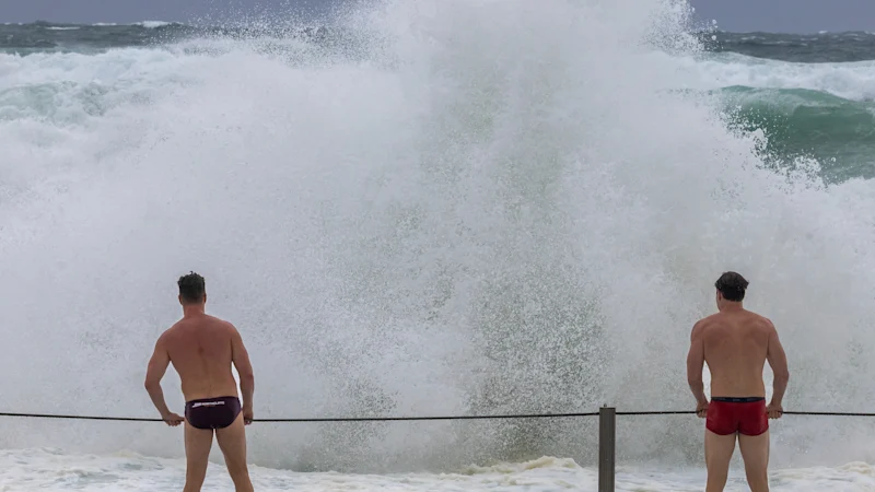 Les plages de Sydney fermées alors que des vagues sauvages frappent la côte de Nouvelle-Galles du Sud : Newcastle, Bronte et Bondi fermées