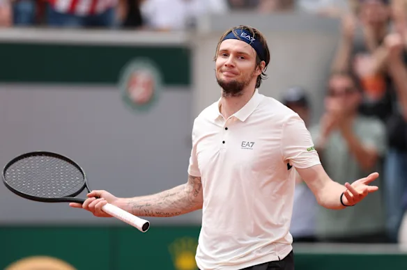 Alexander Bublik après avoir battu Alex de Minaur à Roland-Garros l'année dernière.