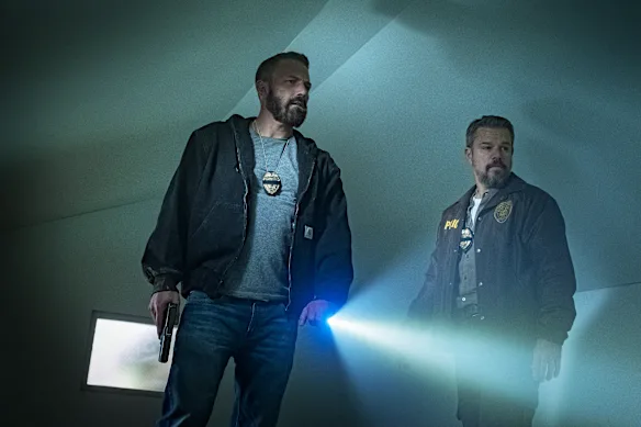 Ben Affleck dans le rôle du sergent-détective JD Byrne et Matt Damon dans le rôle du lieutenant Dane Dumars dans The Rip. 