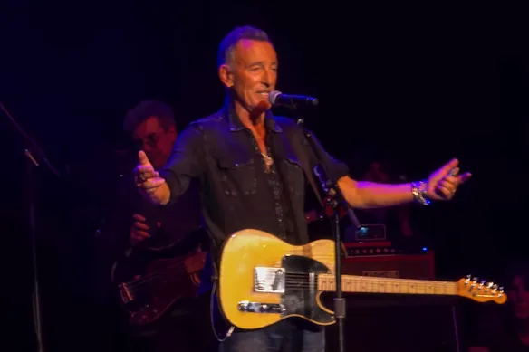 Bruce Springsteen dans une capture d'écran de sa performance surprise samedi soir.