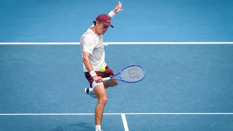 Alex de Minaur bat Mackenzie McDonald en deux sets pour passer au deuxième tour