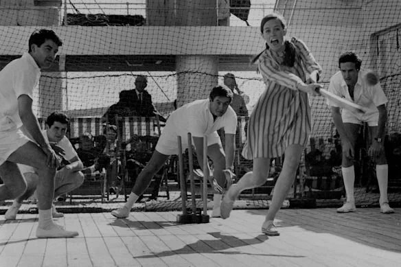 Les passagers d'une croisière P&O en 1972 jouent au cricket sur le pont... en prenant soin de ne pas heurter les marsouins à la jambe carrée.