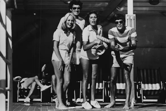 Des passagers jouent aux palets à bord d'un bateau de croisière en 1981.