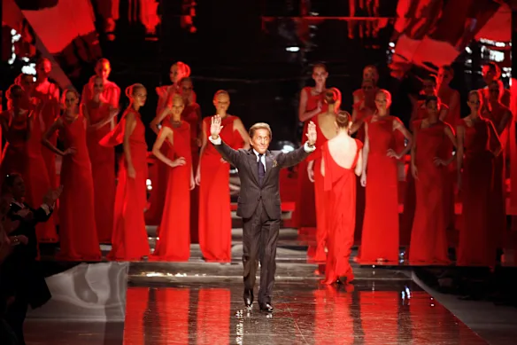 Le créateur de mode italien Valentino salue le public après la présentation de sa collection printemps-été 2008, à Paris.