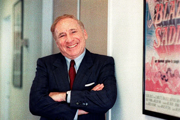 Mel Brooks pose à côté d'une affiche encadrée de son film Blazing Saddles de 1974 à Los Angeles en 1991. 