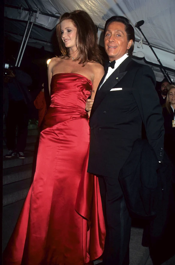 Elle Macpherson avec Valentino dans l'une de ses créations lors du Met Gala 1995 à New York.
