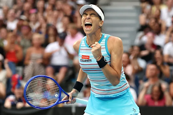 Ajla Tomljanovic célèbre sa victoire contre l'Ukrainienne Yuliia Starodubtseva au premier tour du simple féminin lors de la deuxième journée de l'Open d'Australie 2026. 
