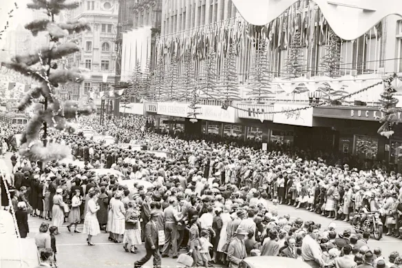 Foule devant le magasin Myer, à Bourke Street, Melbourne, à Noël 1956.