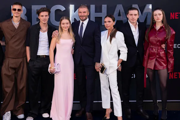 (De gauche à droite) Romeo Beckham, Cruz Beckham, Harper Beckham, David Beckham, Victoria Beckham, Brooklyn Beckham et Nicola Peltz Beckham lors de la première des docuseries Netflix Beckham à Londres en 2023.