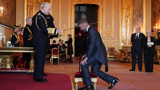 Sir David Beckham est nommé Chevalier Bachelor par le roi Charles III de Grande-Bretagne lors d'une cérémonie d'investiture au château de Windsor, Berkshire, Angleterre, le mardi 4 novembre 2025. (Jonathan Brady/PA via AP)