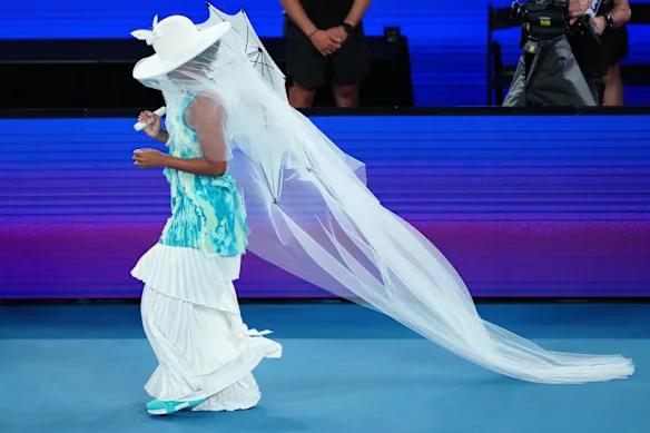 Naomi Osaka se présente à l'Open d'Australie dans une tenue inspirée des méduses avec une touche de papillon. Il a été conçu par le joueur, le couturier Robert Wun et Nike.