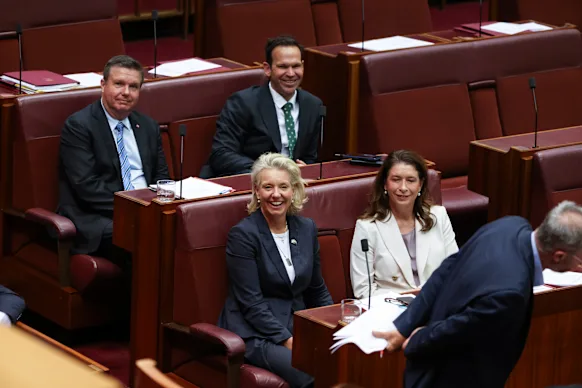 Ross Cadell, Bridget McKenzie, Matt Canavan et Susan McDonald ont tous voté contre la loi du gouvernement sur les crimes haineux. Cadell, McKenzie et McDonald ont ensuite quitté les sièges de l'opposition.