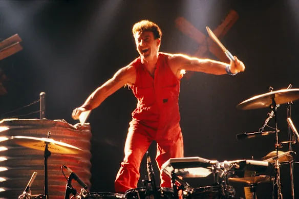 Le clou : le batteur de Midnight Oil, Rob Hirst, se produit avec le groupe au Tower Theatre de Philadelphie en 1988.