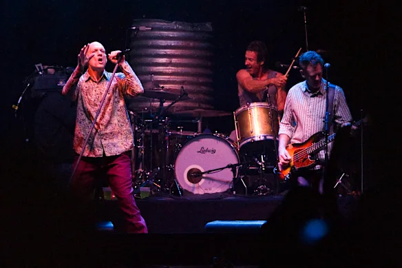Peter Garrett, Rob Hirst et Bones Hillman de Midnight Oil se sont produits au concert 2009 Sound Relief Victorian Bushfire Appeal au MCG.
