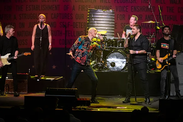 Peter Garrett et Rob Hirst de Midnight Oil interprètent des chansons du projet Makarrata avec Dan Sultan au Enmore Theatre de Sydney en 2021.