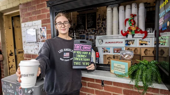 La responsable de Briquettes, Alessia Tyson, a été choquée par la réaction suscitée par une offre de café gratuit aux victimes d'invasions de domicile.
