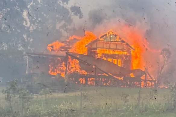 L'incendie de Longwood a été placé dans un état maîtrisé, mais il a causé d'importants dégâts. 