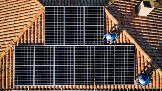Les systèmes solaires et à batteries peuvent réduire considérablement les factures d’énergie des consommateurs.