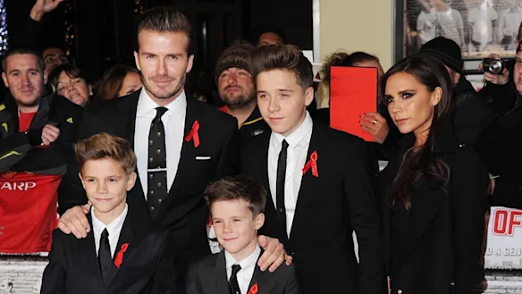 De gauche à droite : Roméo, David, Cruz, Brooklyn et Victoria Beckham lors d'une première à Londres en 2013.